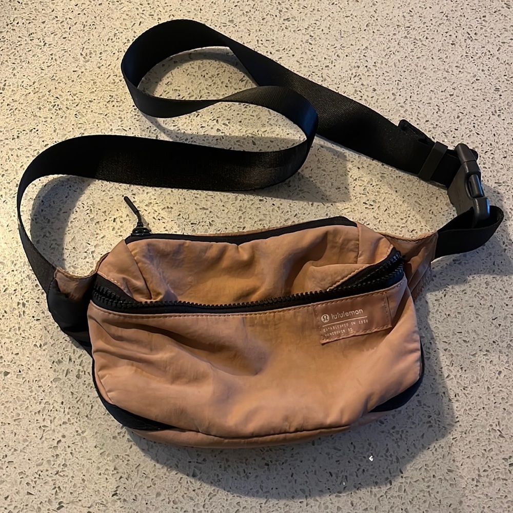 Lululemon Belt bag in periwinkle color